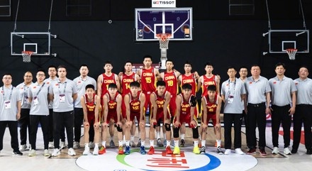 媒体人:国青多数球员比对手小一岁成绩值得鼓励 篮板&三分是短板
